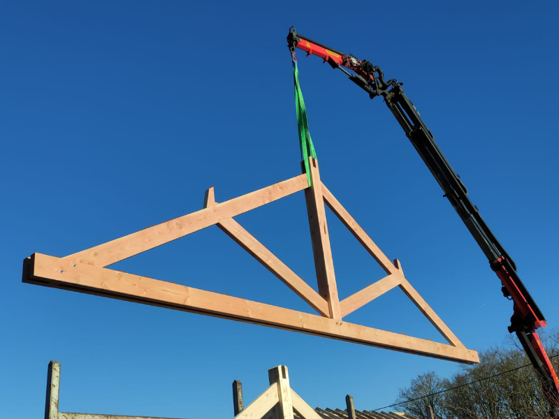 Ferme traditionnelle en cours de levage